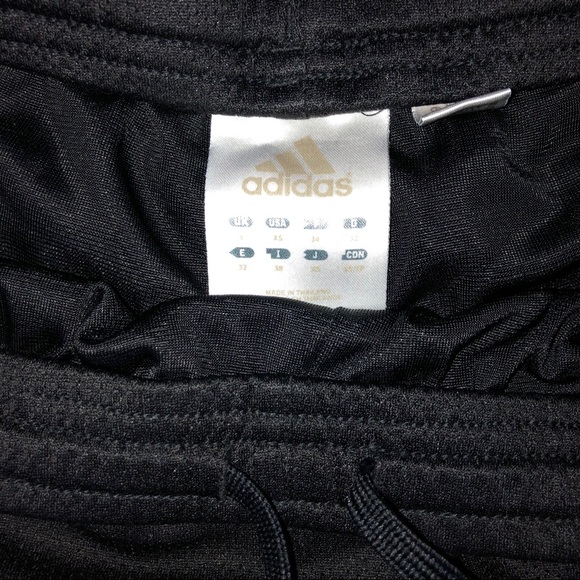 athletic shorts - Picture 3 of 5